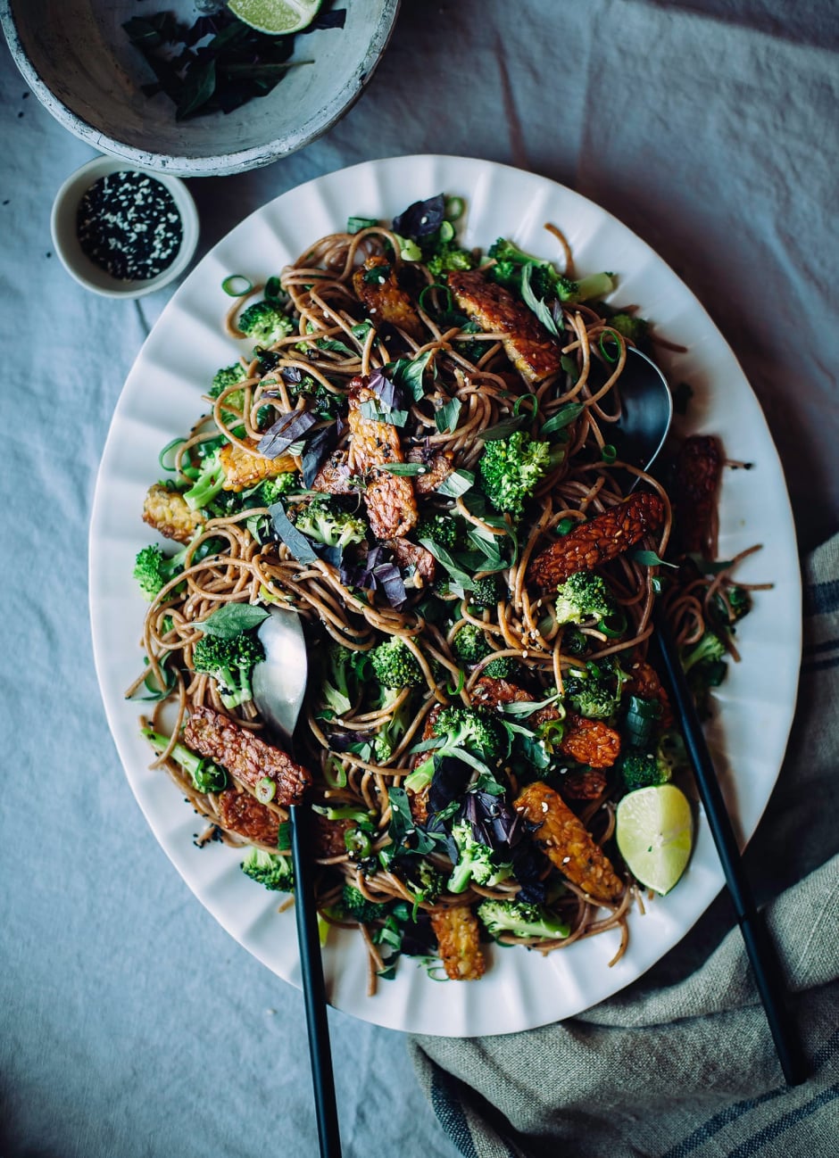 garlic sesame noodles with broccoli, basil & crispy tempeh (#vegan, quick and healthy) - The First Mess
