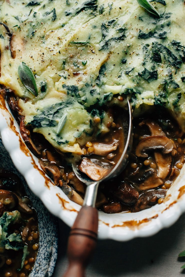 https://thefirstmess.com/wp-content/uploads/2017/10/04-9006-post/vegan-mushroom-gravy-pie-recipe-garlicky-kale-mashed-potatoes-3-740x1110.jpg