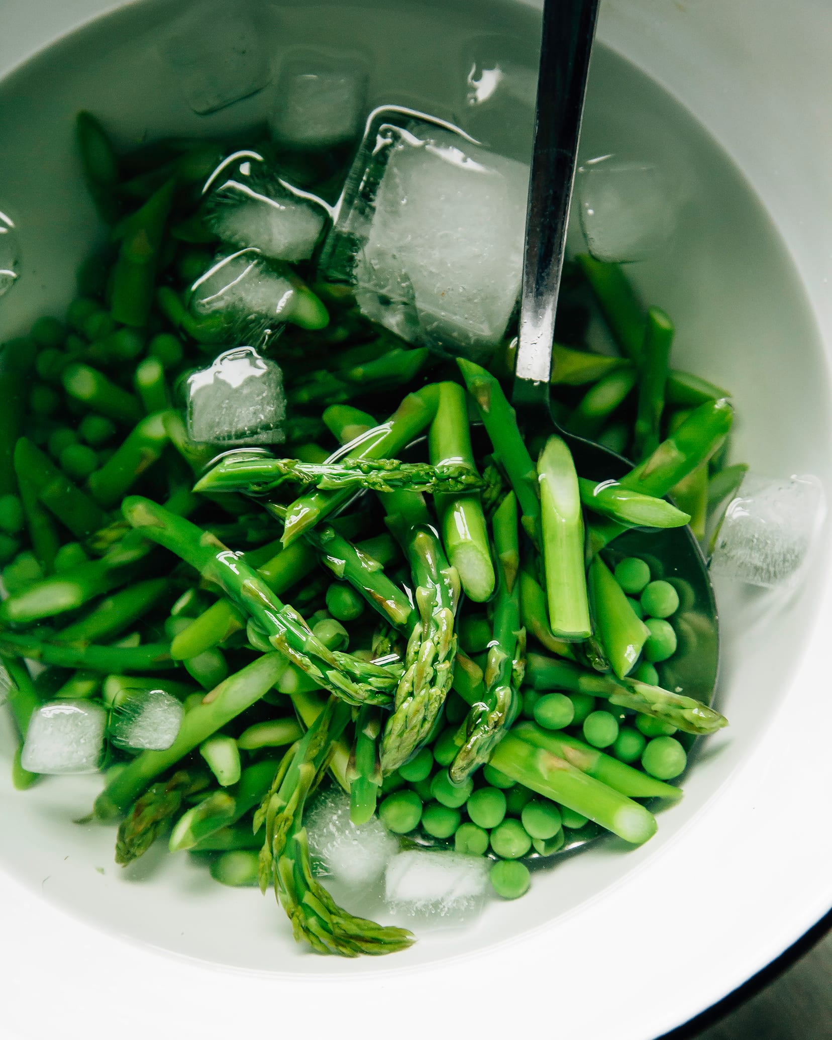 https://thefirstmess.com/wp-content/uploads/2019/04/16-10787-post/lemony-spring-pasta-salad-vegan-recipe-2.jpg